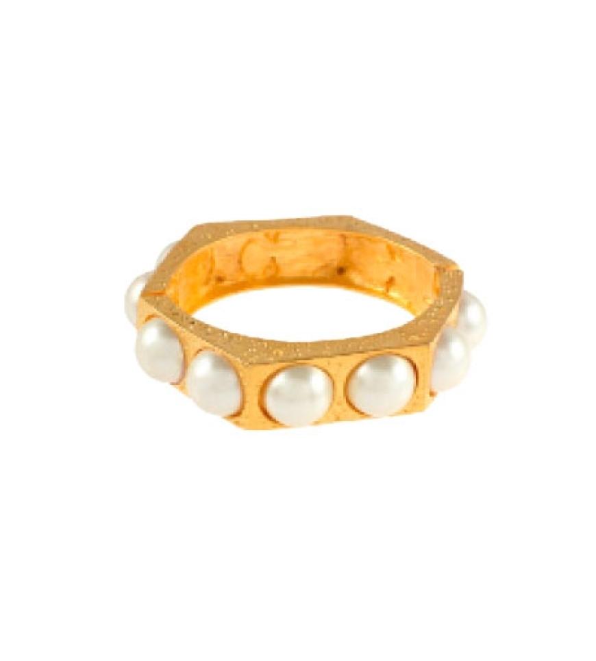 Geometrisch: Sechseckiger Gold-Armreif von Kenneth Jay Lane, ca. 150 Euro