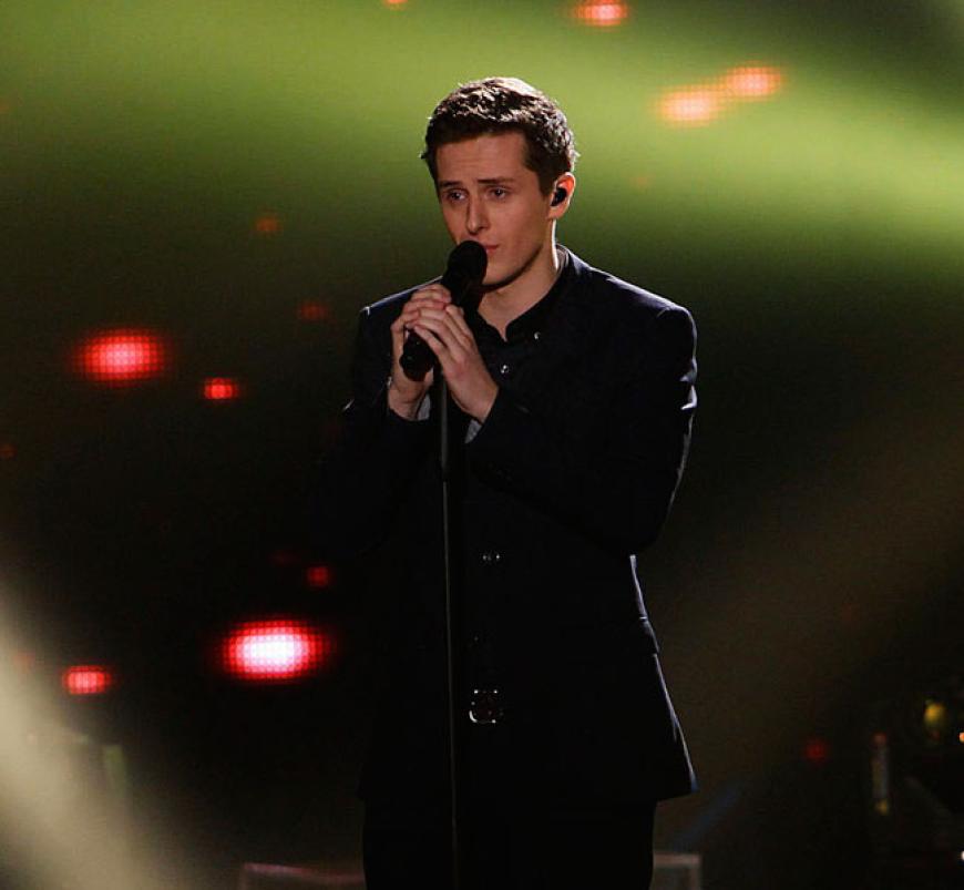 Direkt im Anschluss präsentiert Chris seine erste Single âThe Singer