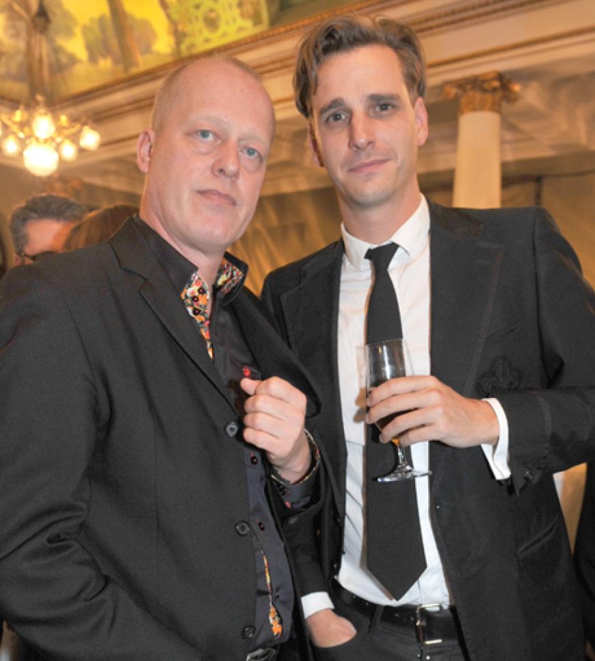 Max von Thun lässt sich mit Thomas Biehl, Redakteur, fotografieren