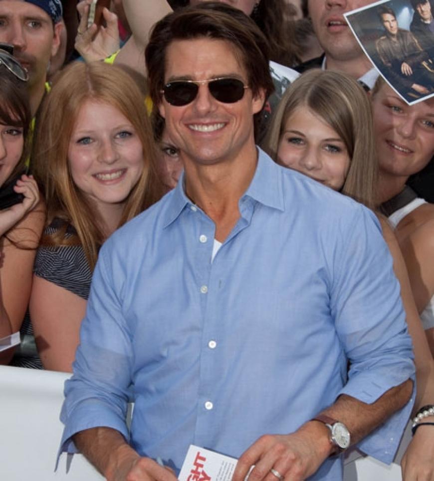 Lässig: In blauem Hemd, Jeans und Piloten-Sonnenbrille lief Tom Cruise über den roten Teppich