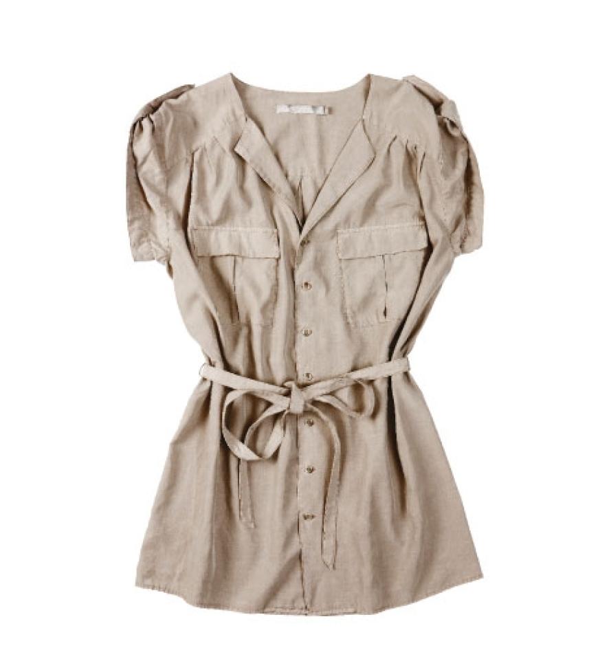 Aufmarsch der Klassiker: Safari-Chic und Military-Style gehen diesen Sommer zum ersten Mal eine geniale Verbindung ein.
Kurzarmbluse mit Bindegürtel von
Tiger of Sweden, ca. 130 Euro