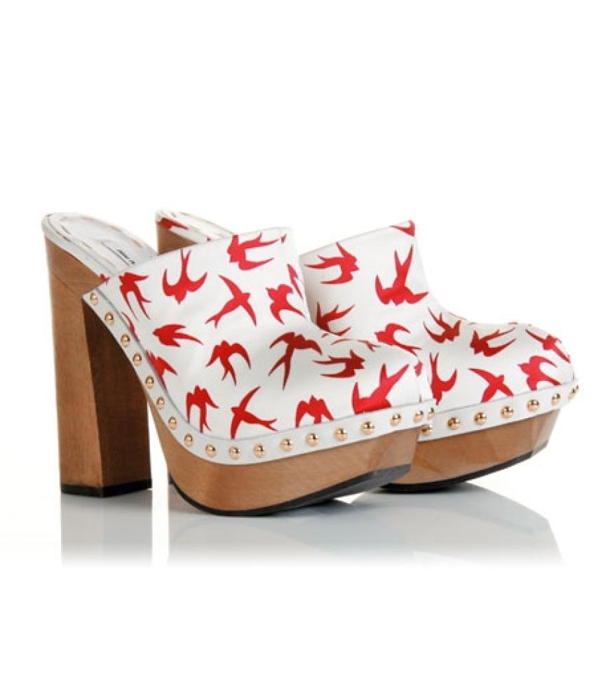 Das liegt was in der Luft! Nämlich ein ganz heißer Trend: Vögel zieren jetzt Kleider und Accessoires. Ein Look für Überflieger! Hölzern: Clogs von Miu Miu über mytheresa.com, ca. 280 Euro