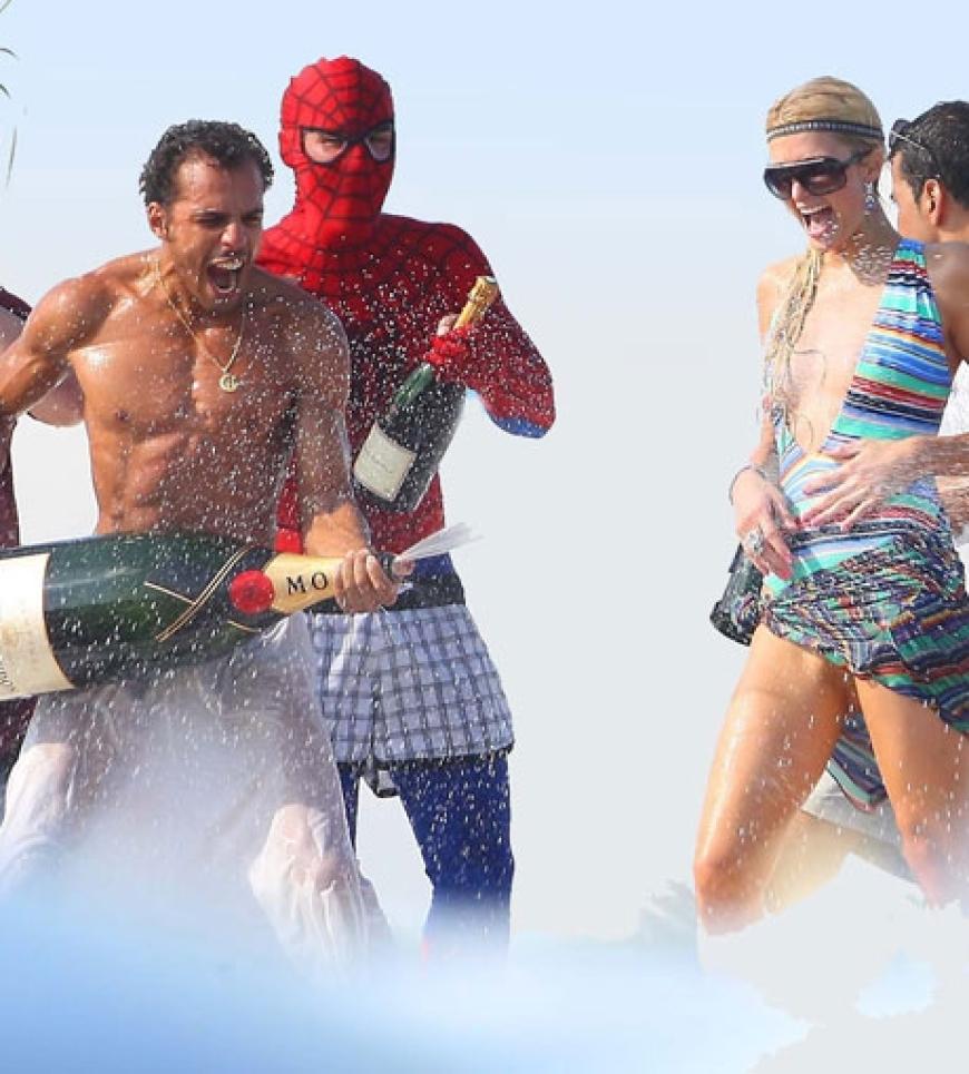 Schampus-Party deluxe: Auf einer Luxus-Yacht werden Magnumflaschen geköpft und natürlich auch getrunken