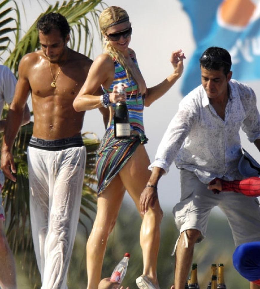 Paris Hilton genießt den Sommer in vollen Zügen. Und wir werden bei solchen Fotos auch schon urlaubsreif ...