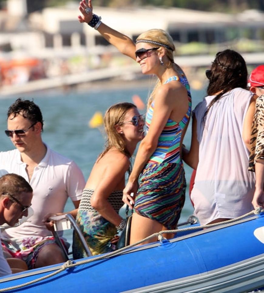 Vom Gummiboot geht es auf die große Yacht