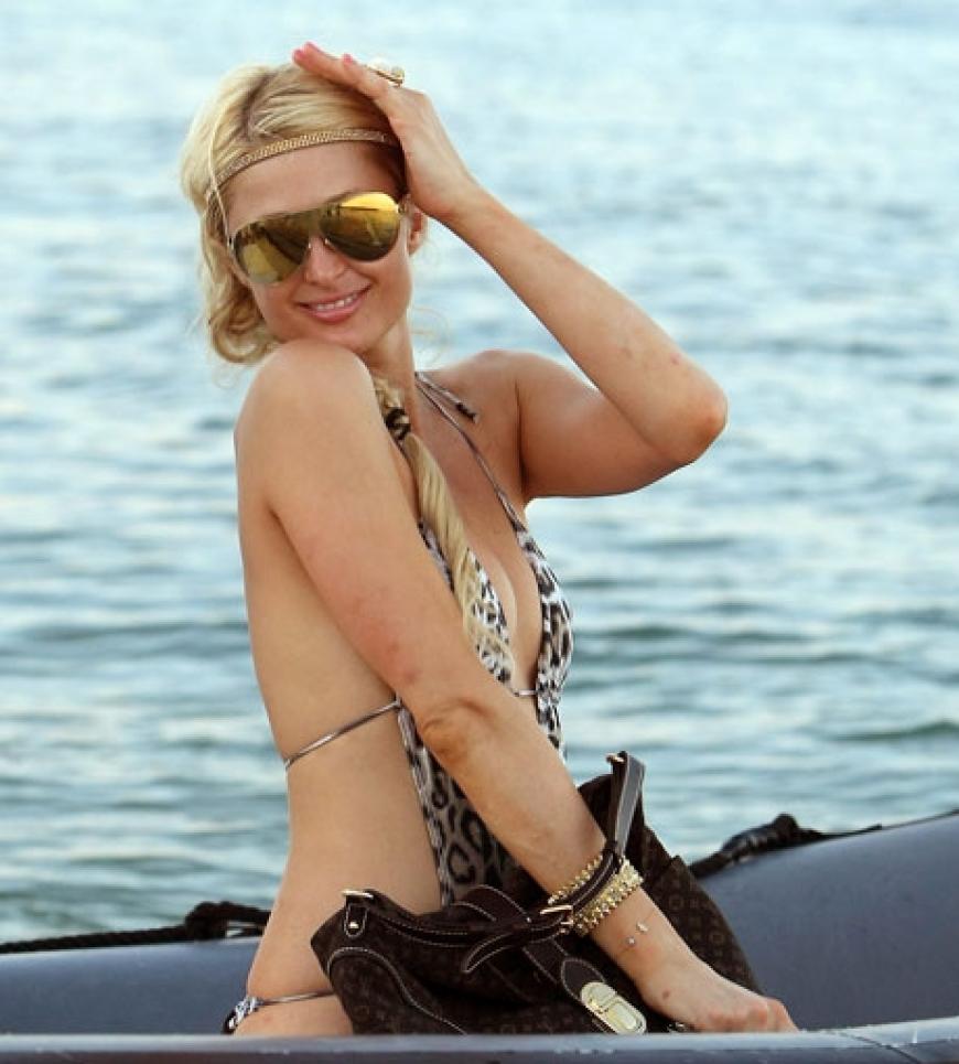 Während andere Promis es vorziehen, im Urlaub unerkannt zu bleiben, sucht Miss Hilton das Blitzlichtgewitter