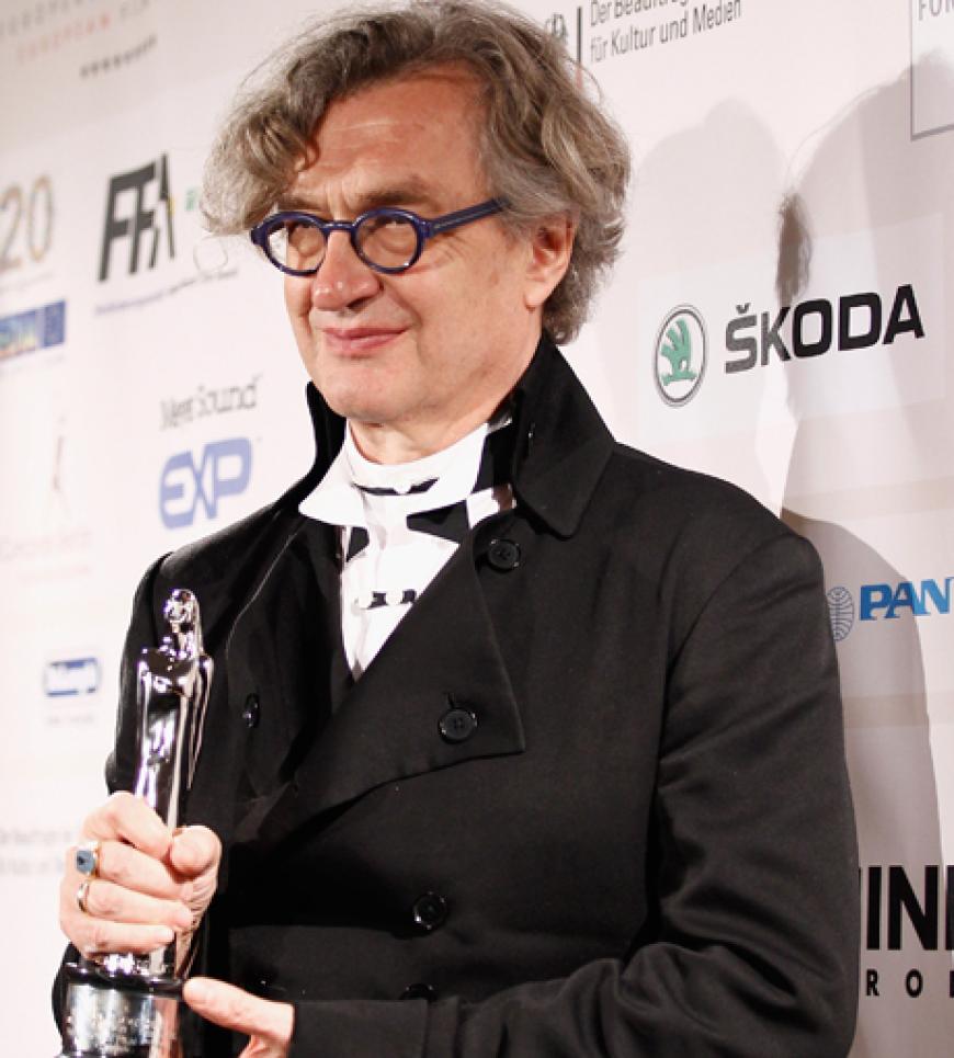 Regisseur Wim Wenders freut sich über ein Trophäe. Er wurde für seinen 3D-Tanzfilm