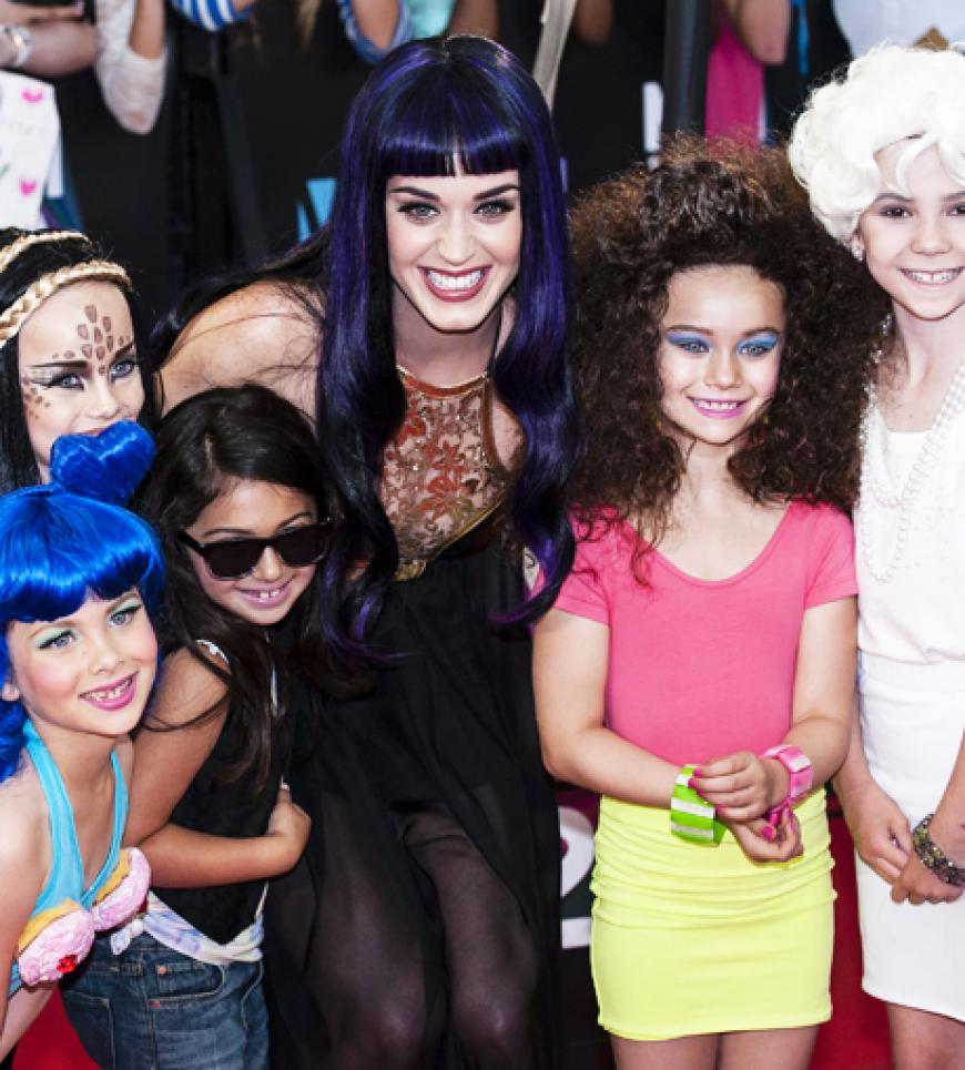 Katy Perry mit kleinen Lookalikes auf dem Roten Teppich