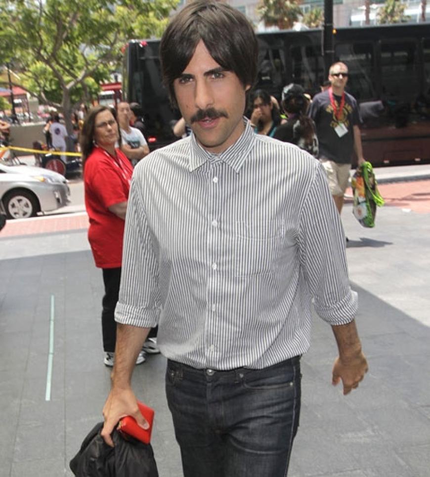 Jason Schwartzman auf dem Weg zu einer der vielen Comic-Partys