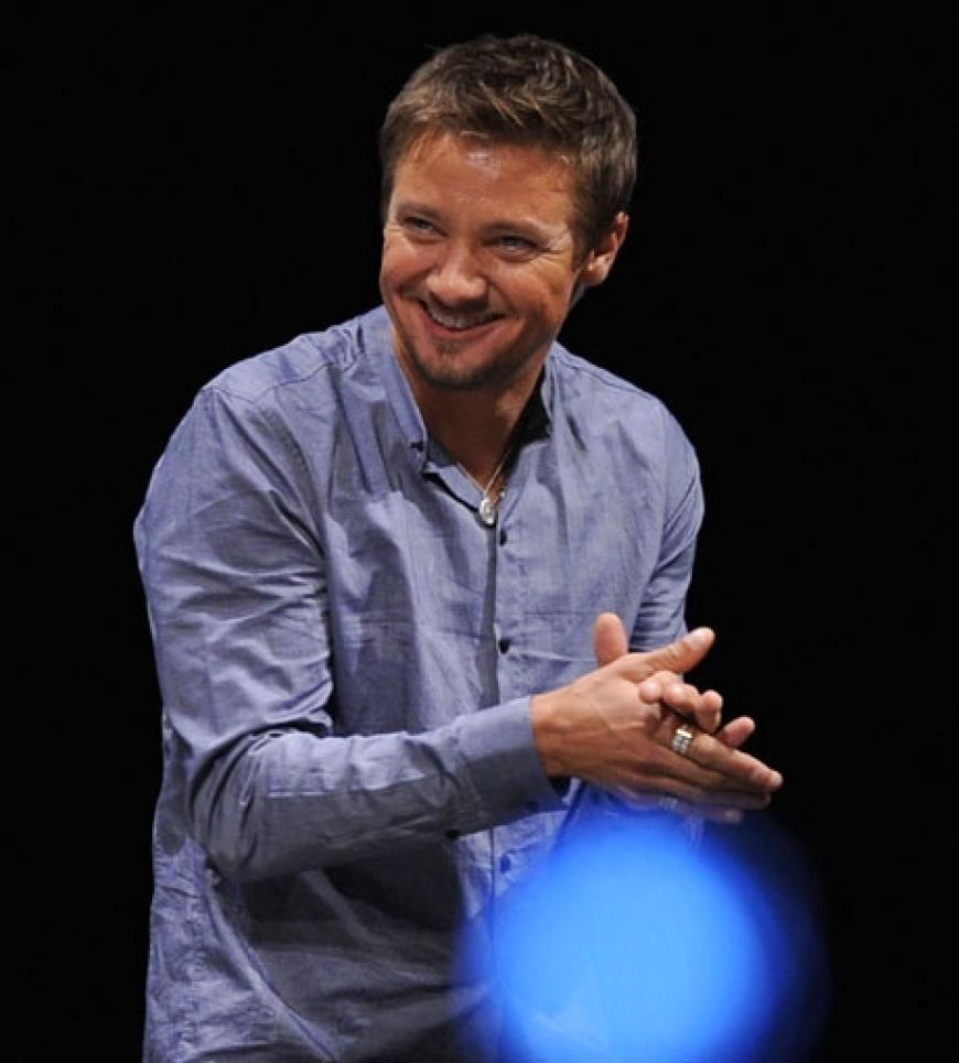 Jeremy Renner amüsiert sich während der Pressekonferenz prächtig