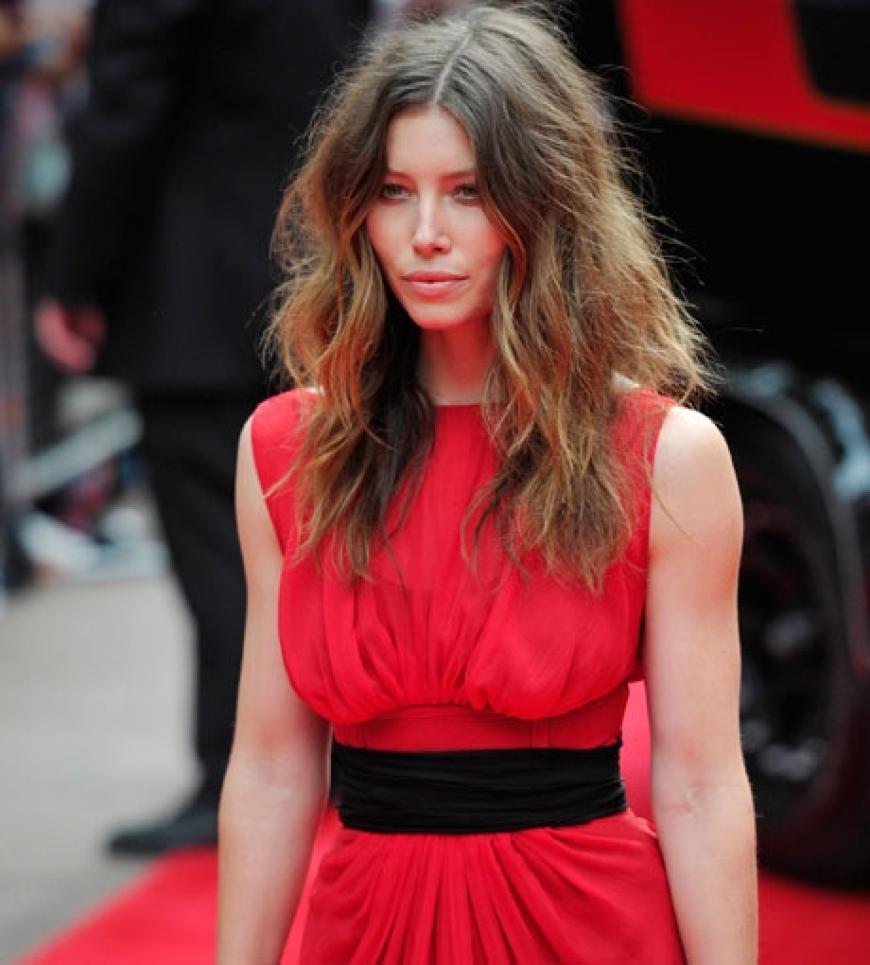 Pretty in Red: Jessica Biel auf dem roten Teppich des Empire Leicester Square in einer feuerroten Robe von Giambattista Valli