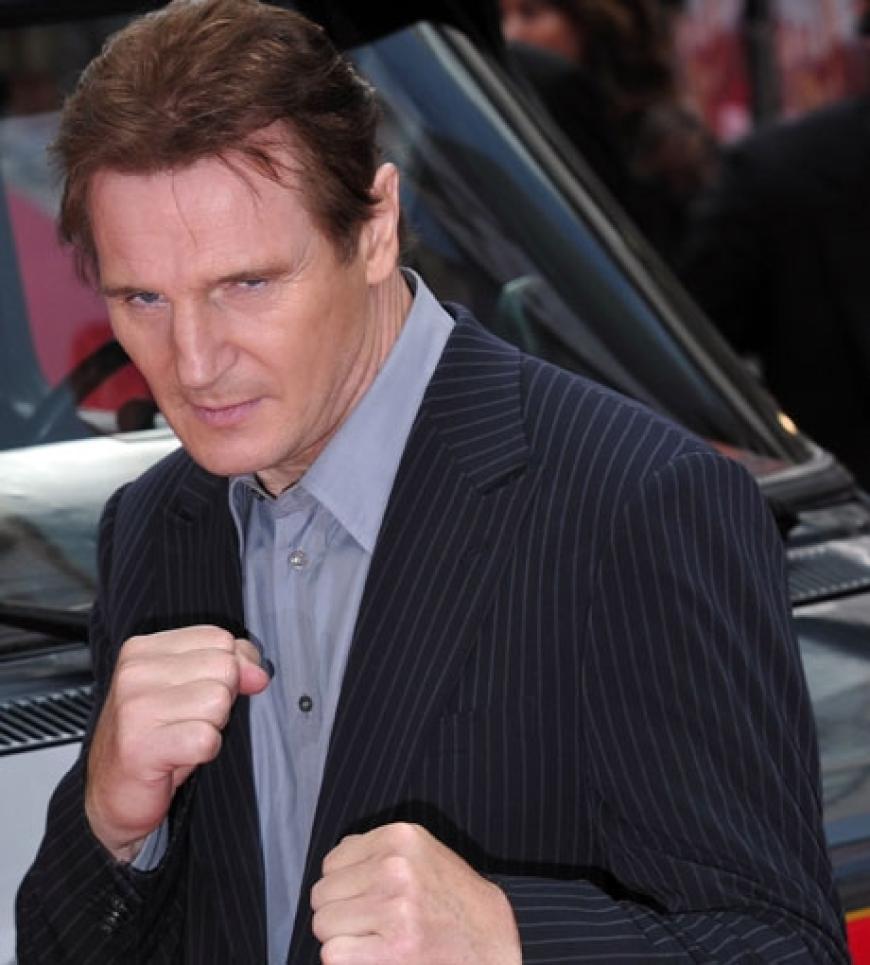 Hauptdarsteller Liam Neeson in Pose