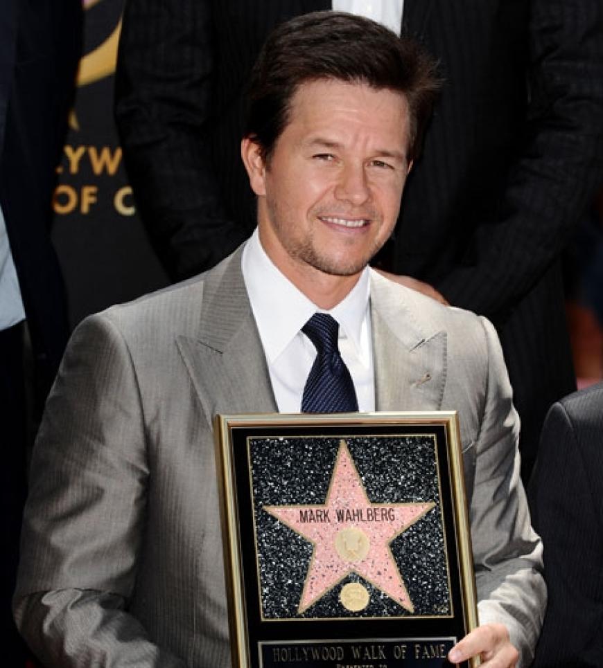 Der 39-Jährige startete seine Karriere als Sänger Marky Mark, als Unterwäschemodel für Calvin Klein wurde er schließlich weltbekannt. 2006 feierte er seinen größten Erfolg als Schauspieler in Martin Scorseses Thriller