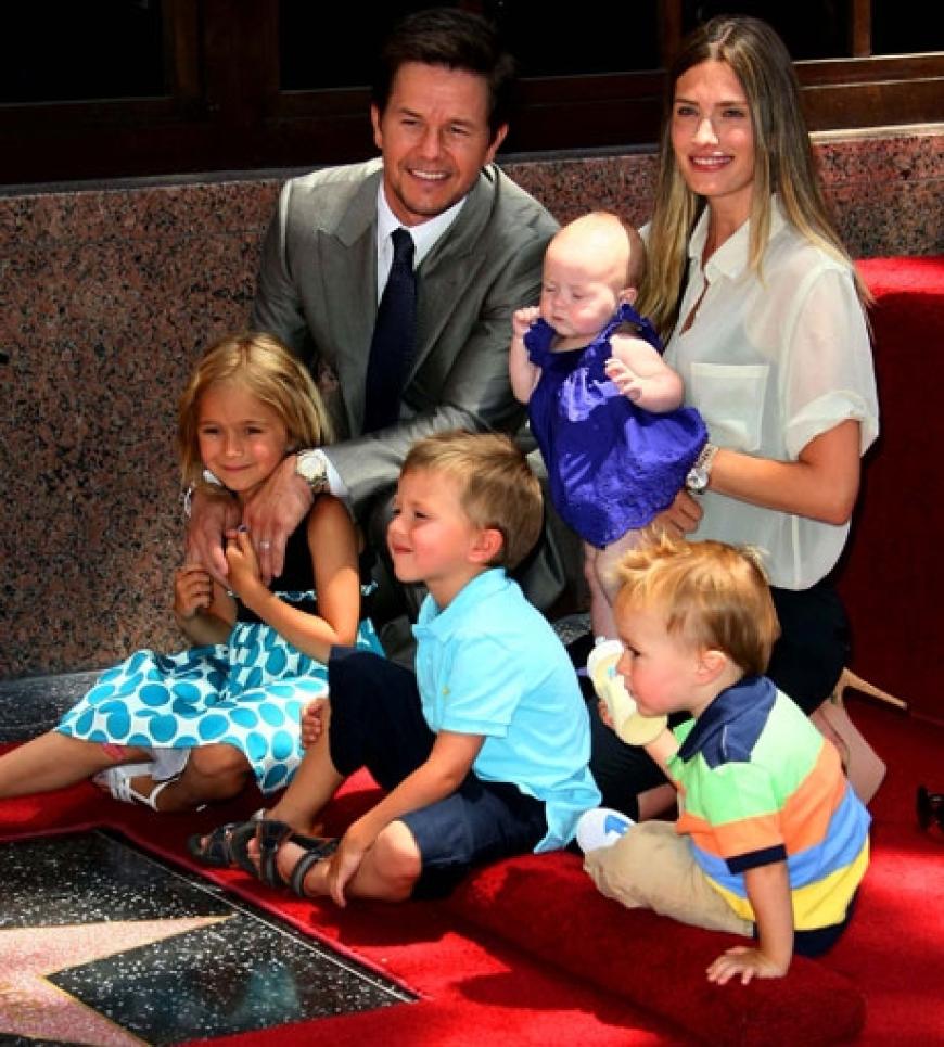 Happy Family: Mark Wahlberg umgeben von seinen Liebsten: Lebensgefährtin Rhea Durham, sowie den vier gemeinsamen Kindern Brendan Joseph, 2, Michael, 4, Ella Rae, 6, und Grace Margaret, sechs Monate
