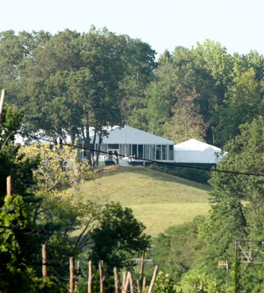 Streng abgeschirmt und unter höchsten Sicherheitsvorkehrungen tauschten Chelsea und Marc Mezvinsky im Örtchen Rhinebeck, 90 km nördlich von New York, die Ringe