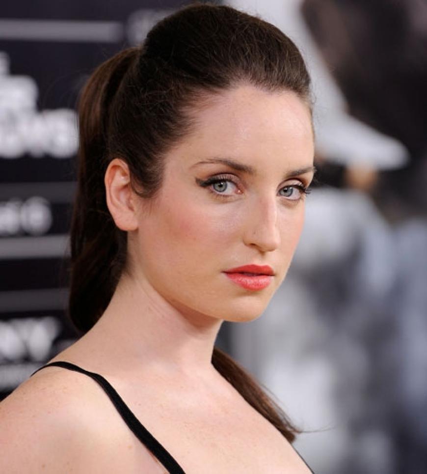 Schauspielerin Zoe Lister-Jones mit ernster Miene