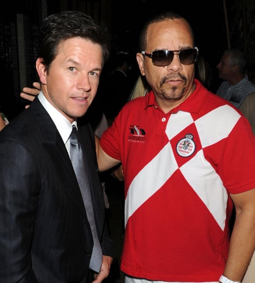 Mark Wahlberg und Ice T stellen sich für ein gemeinsames Foto auf
