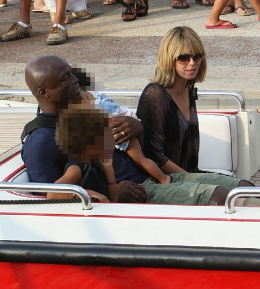 Mit einem knallroten Boot schippert die Familie davon