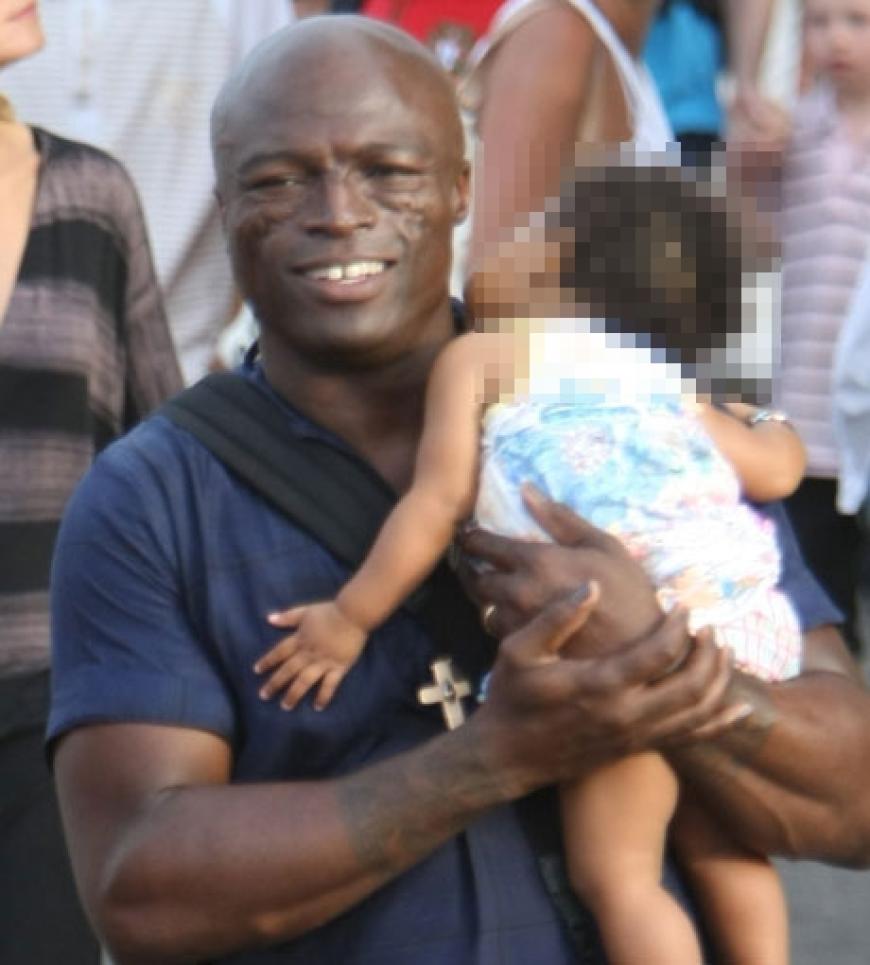 Den Trubel um ihre Familie verschläft die zehn Monate alte Lou in den Armen ihres Daddys