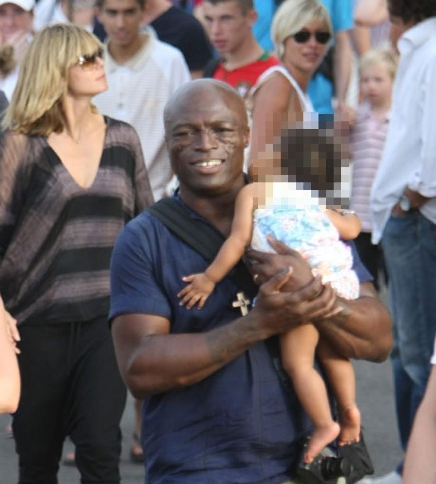 Süß: Papa Seal führt die Truppe mit der kleinen Lou auf dem Arm an