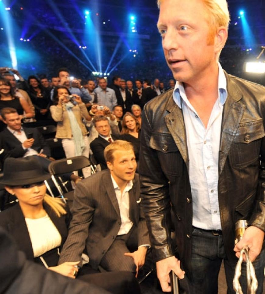 Autsch! Das frischverliebte Paar sitzt beim Kampf zwischen Wladimir Klitschko und Ruslan Chagaev in der ersten Reihe. Plötzlich kommt Sandys Ex Boris Becker vorbei