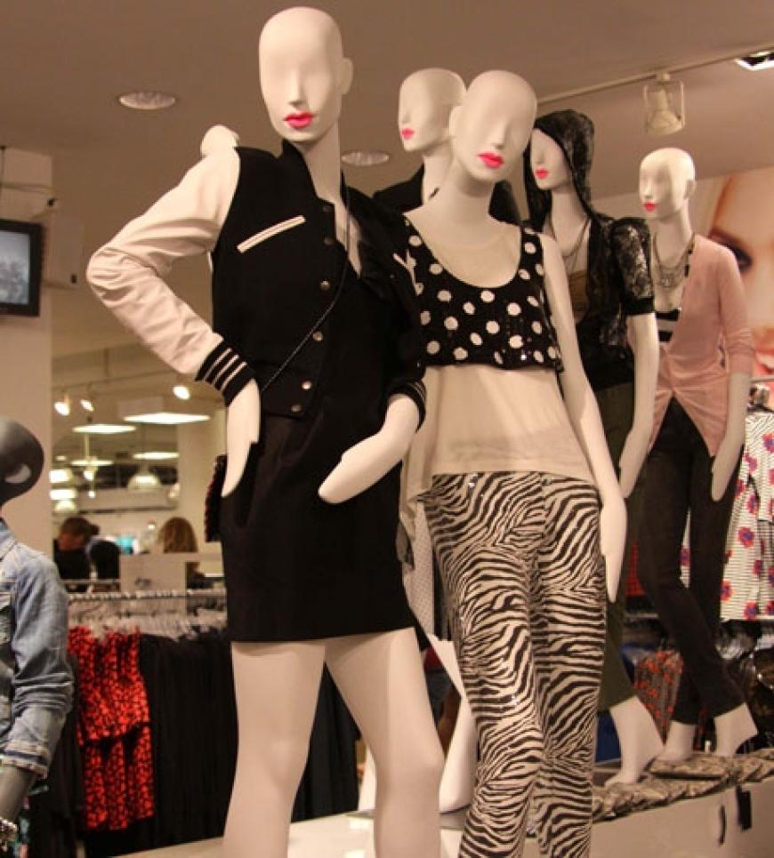 Typisch 80er: Baseball-Jacke, Bauchfrei-Top und Leggins im Zebra-Look
