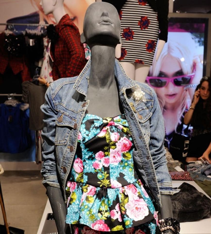 Niedlich: Blümchen-Kleid mit Jeans-Jacke
