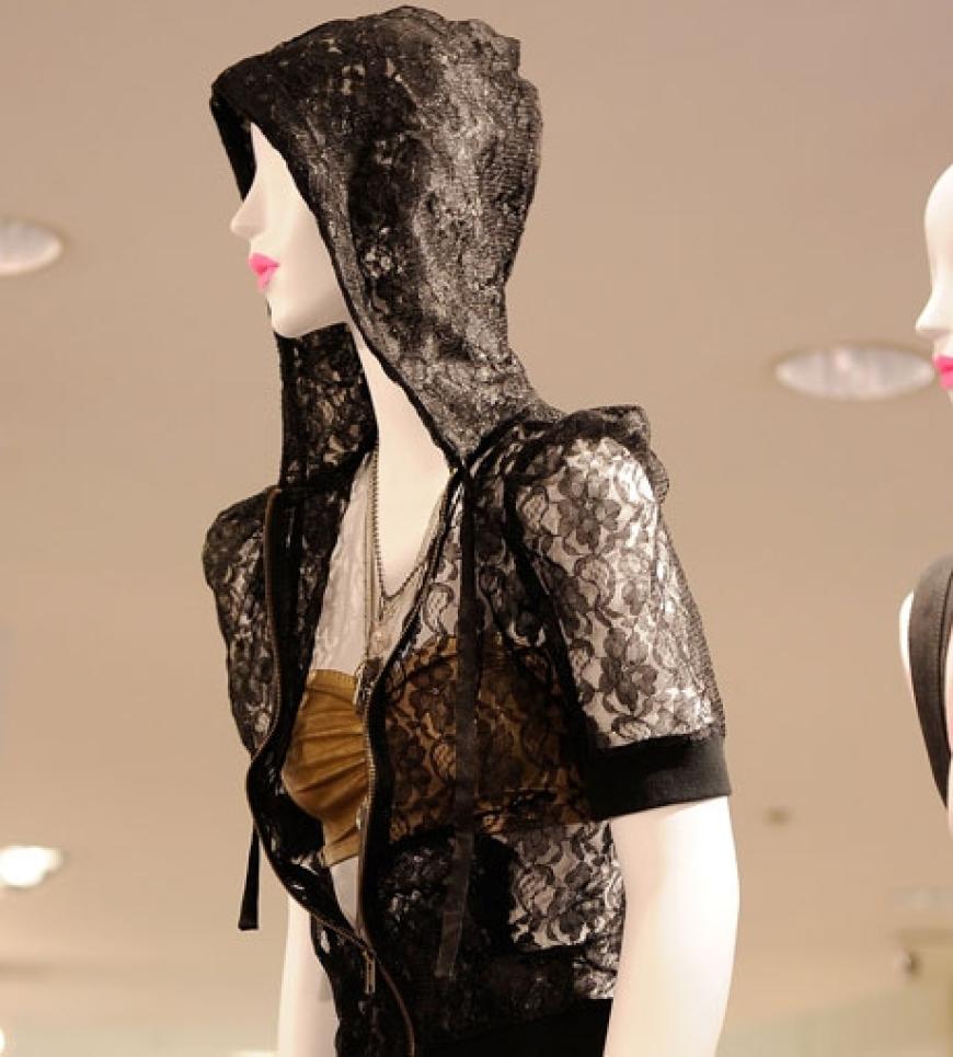 Wer es sportlicher mag, trägt in der nächsten Saison ein kurzes Bustier-Top mit Spitzen-Hoodie