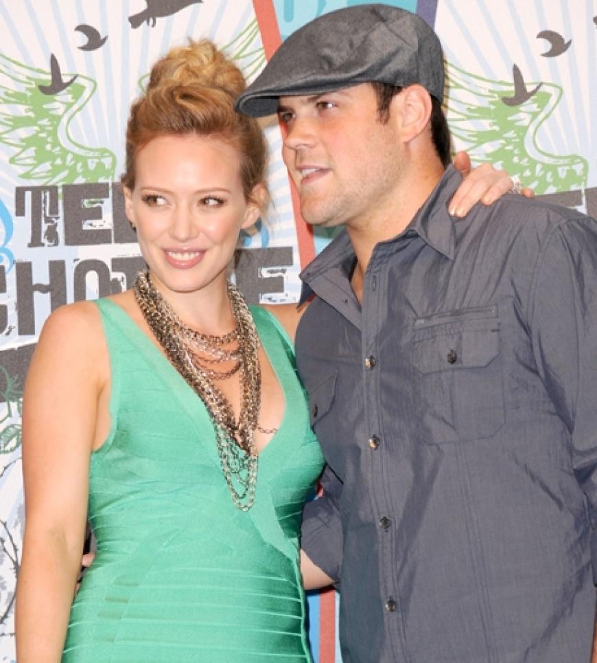 Hilary Duff posierte mit ihrer Begleitung Mike Comrie für die Fotografen