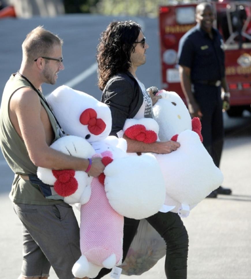 Während seine Freundin Katy Perry die Verleihung moderierte, kümmerte sich Russell Brand um die Fans am roten Teppich ...