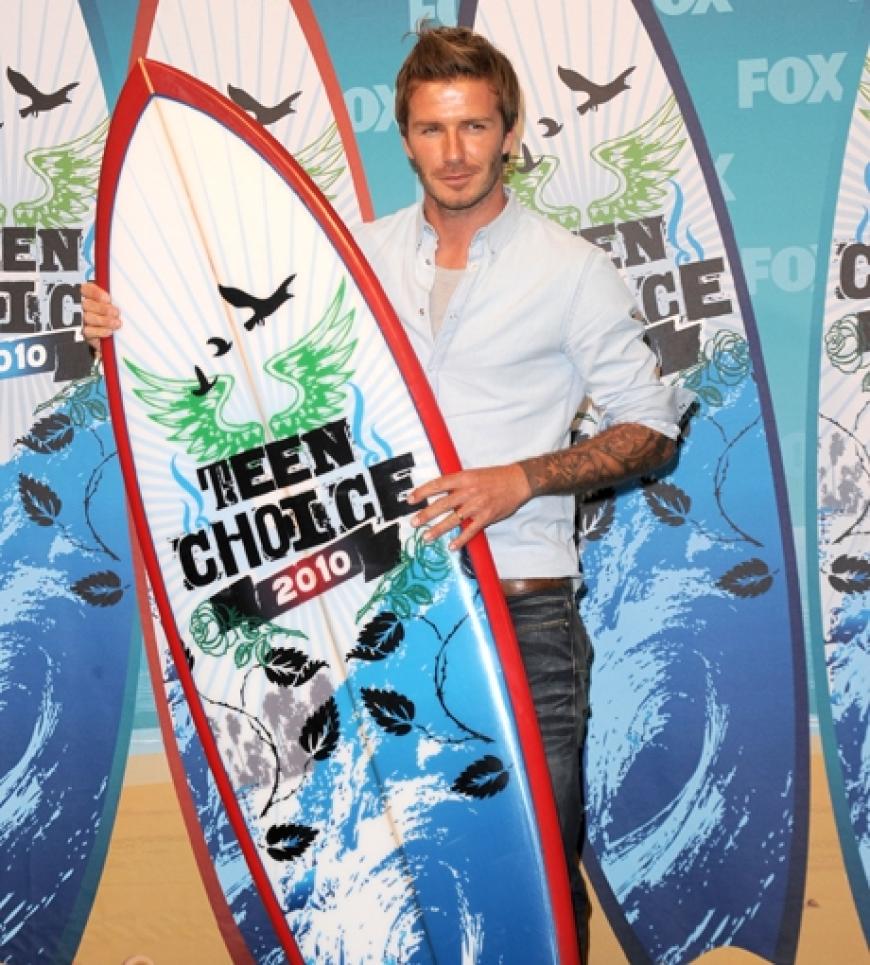 Er ist beliebt und sieht zudem noch heiß aus: David Beckham bekam von den Teenies eine Auszeichnung als beliebtester Sportler und holte sich seinen Preis sogar persönlich ab