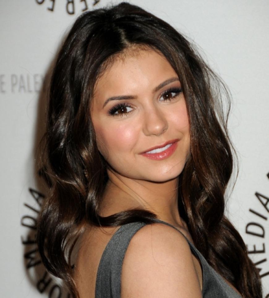 Die hübsche Nina Dobrev spielt