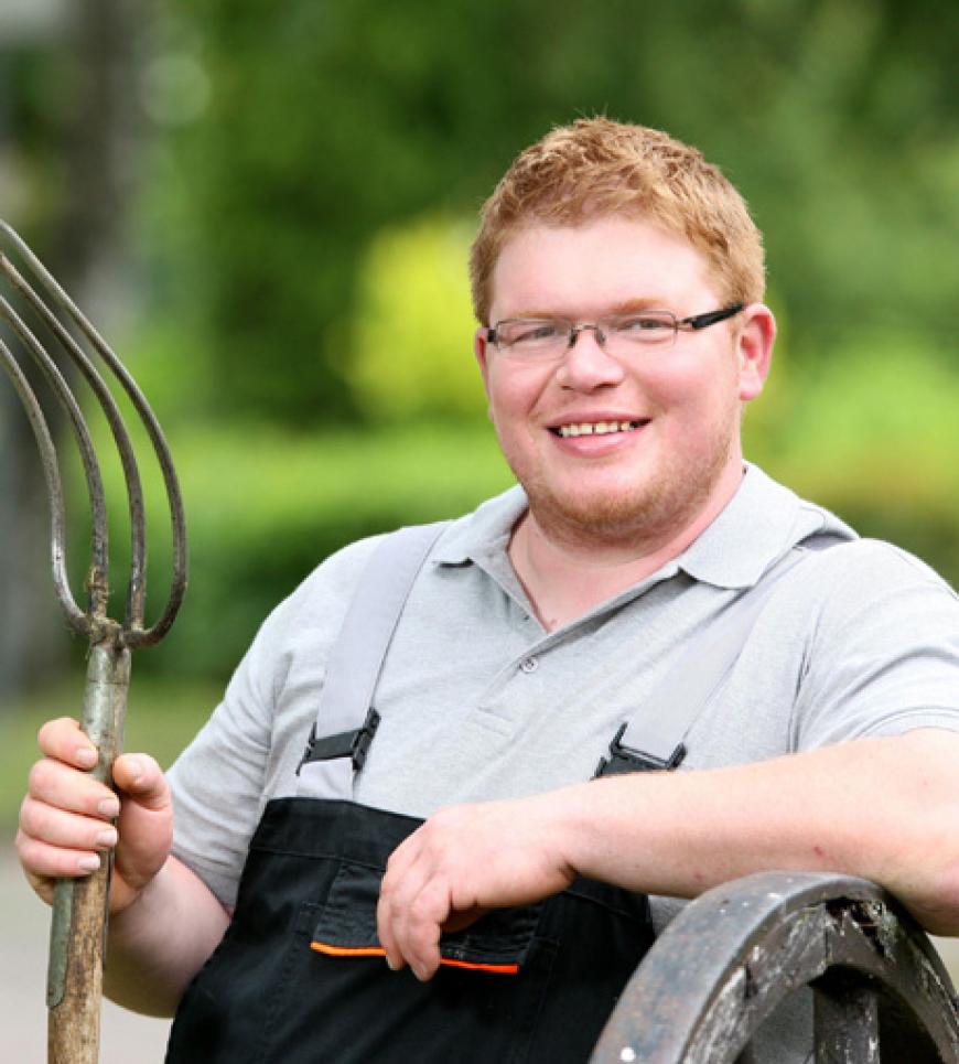 Der schüchterne Ackerbauer Peter, 30, aus dem Saarland lebt alleine auf dem Hof seiner verstorbenen Eltern