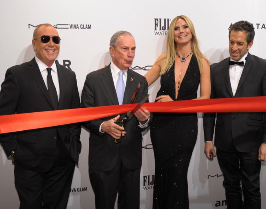 Zusammen mit dem Bürgermeister von New York, Michael Bloomberg und den beiden Designern Michael Kors und Kenneth Cole eröffnete Model Heidi Klum im legendären