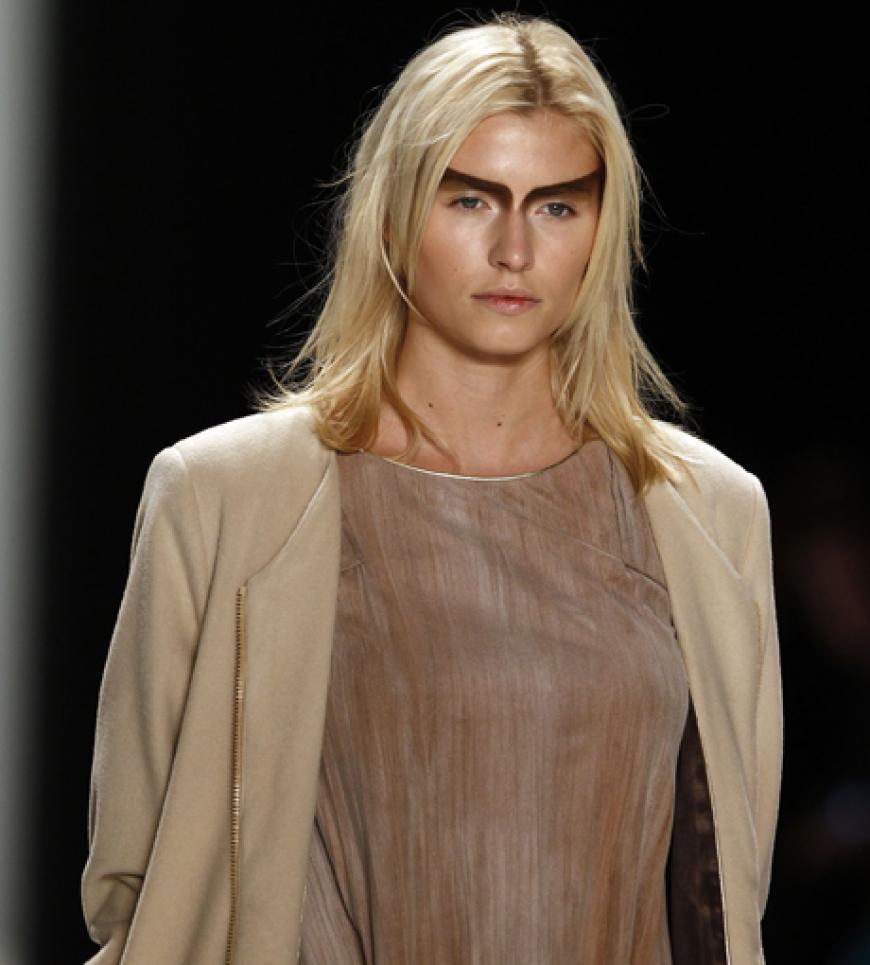 Kaum wieder erkannt: Auch ihre GNTM-Kollegin Lena Gercke konnte gute Jobs abstauben. So lief sie ebenfalls für Designerin Rebekka Ruetz über den Catwalk