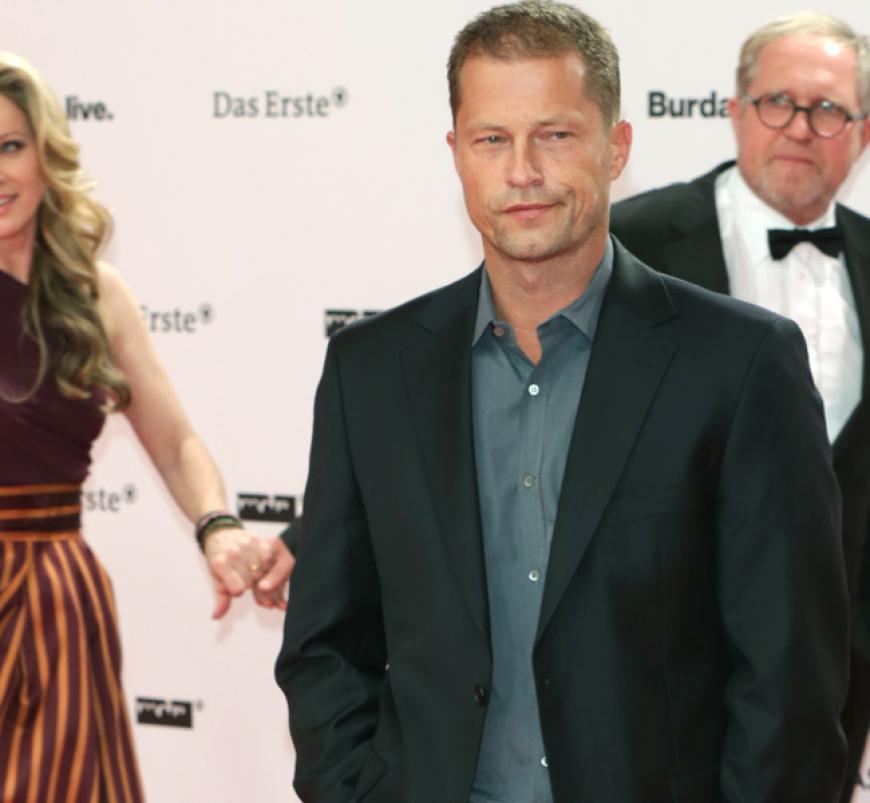 PHOTOBOMB! Til Schweiger ärgert es, dass er kein Einzelfoto bekommt