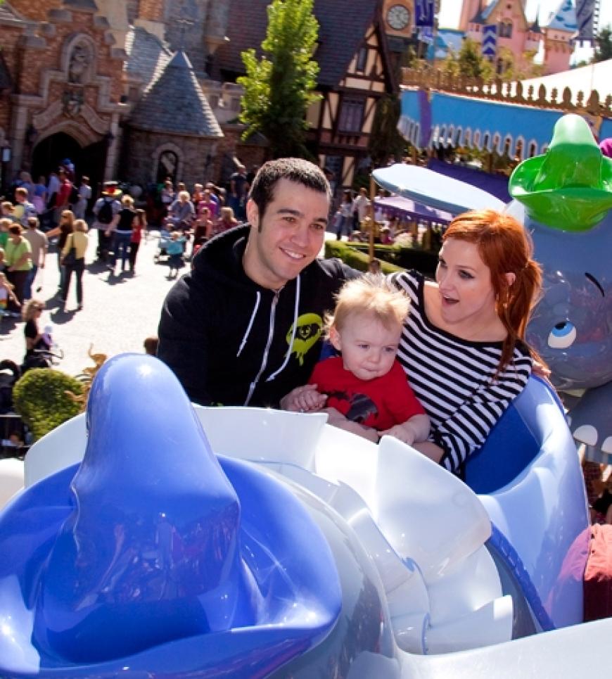 Das Leben ist eine Achterbahn: Ashlee Simpson und ihre kleine Familie vergnügen sich in Disneyland
