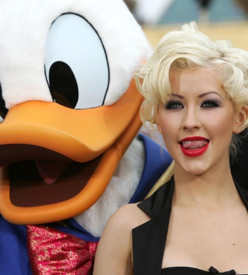 Popstar Christina Aguilera leckt sich schon mal die Lippen - wen sie wohl verführen will? Doch nicht etwa