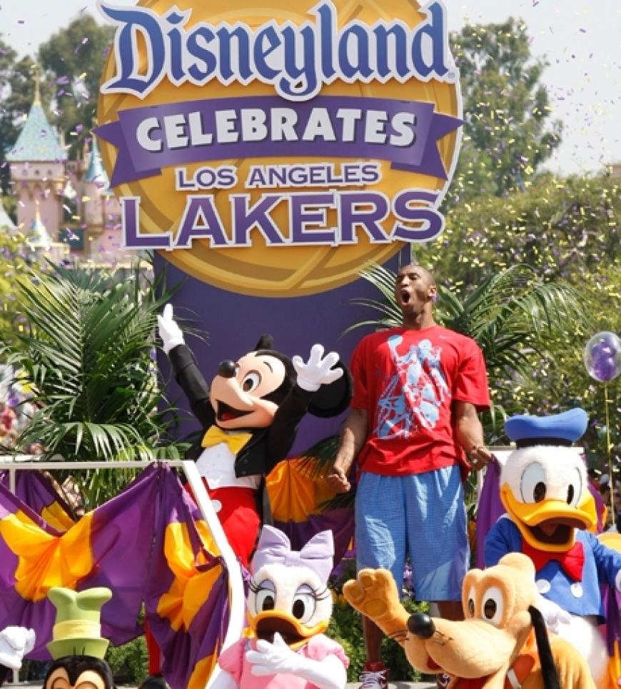Basket-Ball-Legende Kobe Bryant schmeißt eine wilde Sport-Fete mit den Disney-Allstars