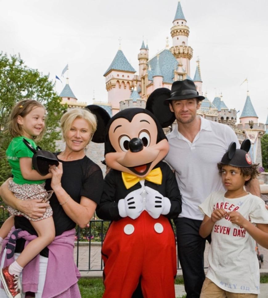 Ausflug zu Mickey & Co.: Hugh Jackmann macht sich einen schönen Tag mit Frau Deborra-Lee Furness und Kindern