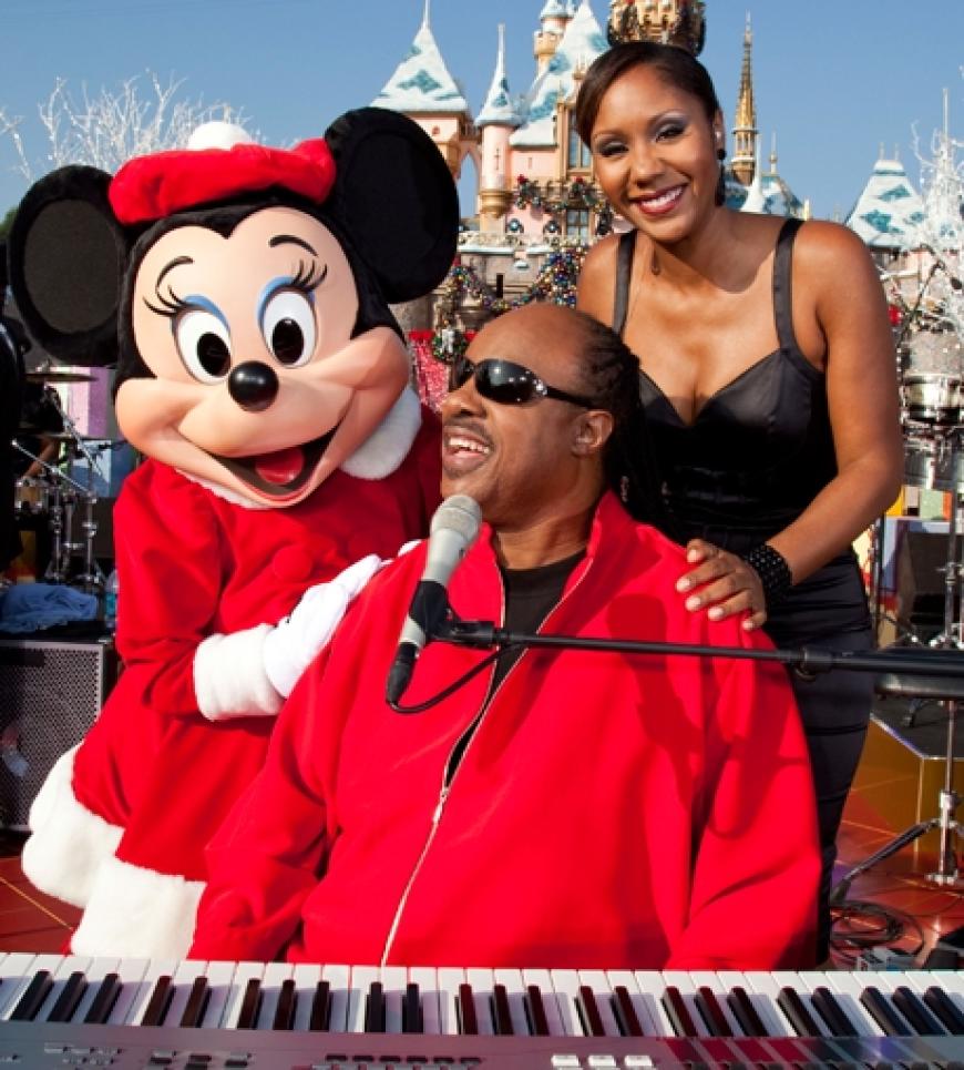 Musiklegende Stevie Wonder bringt seinen Herzdamen ein Ständchen am Keyboard