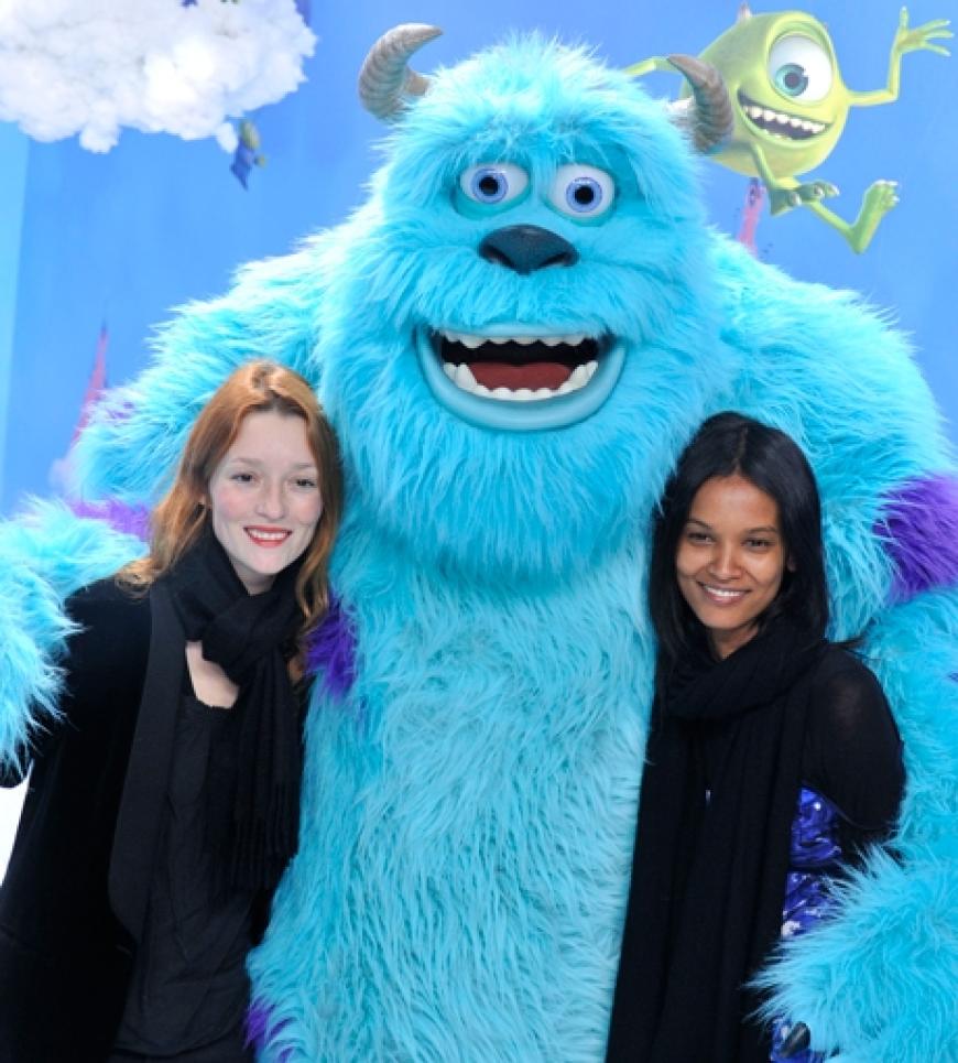 Model Lya Kebede und ihre Freundin mögen es flauschig und kuscheln sich an Monster