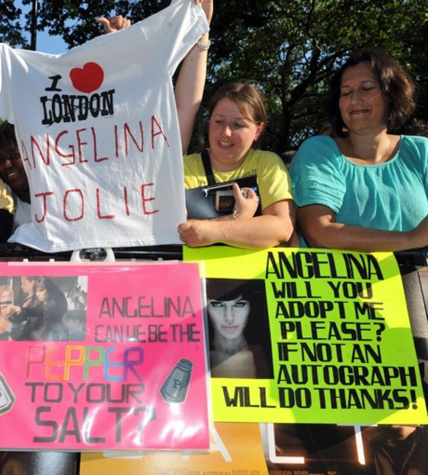 Publikumsliebling: Angelina zeigte sich ihren wartenden Fans so offen wie nie. Adoptions-Angebote blieben nicht aus ...