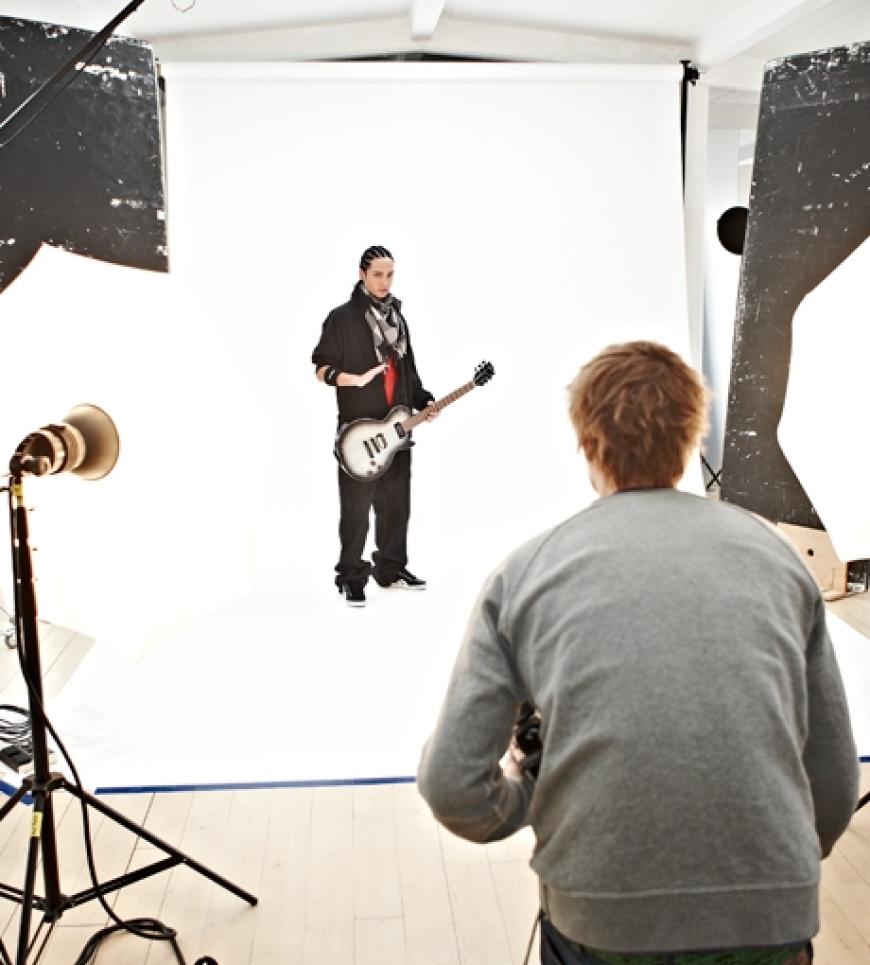 ... die Gitarre wird umgeschnallt. Dann klickt auch schon die Kamera