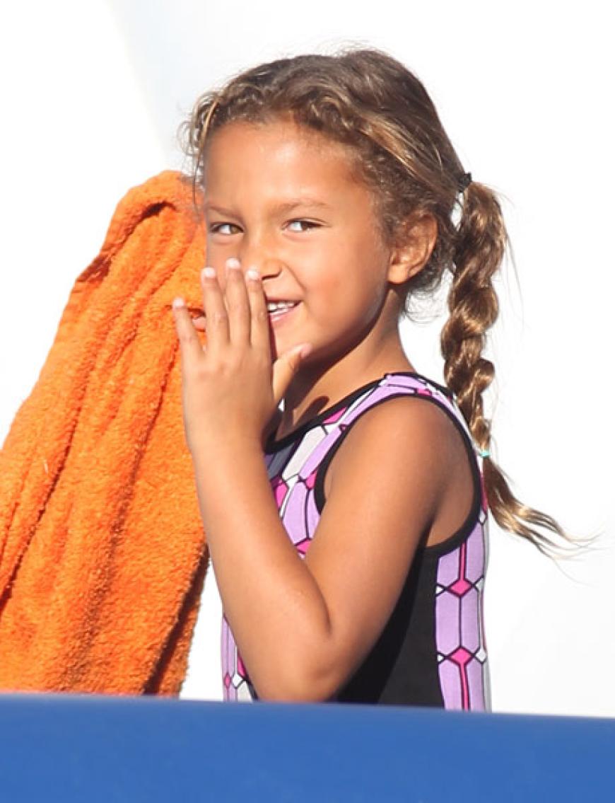 Die kleine Nahla ist am 5. Oktober 2013 stolze Schwester geworden - da brachte ihre Mutter Halle Berry einen Sohn zur Welt. Auf dem Pumpkin Markt in Hollywood erholt sie sich vom Babygeschrei