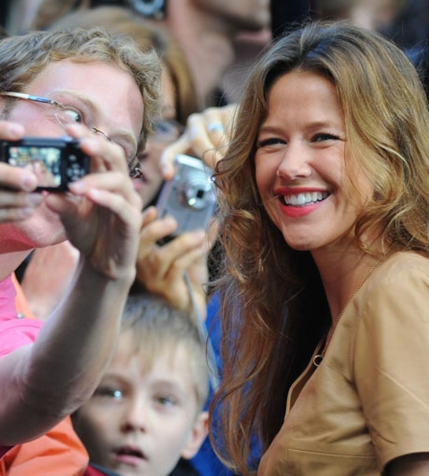 Aber auch andere Promis standen bei den wartenden Fans ganz hoch im Kurs: Schauspielerin Alexandra Neldel war ein begehrtes Fotomotiv