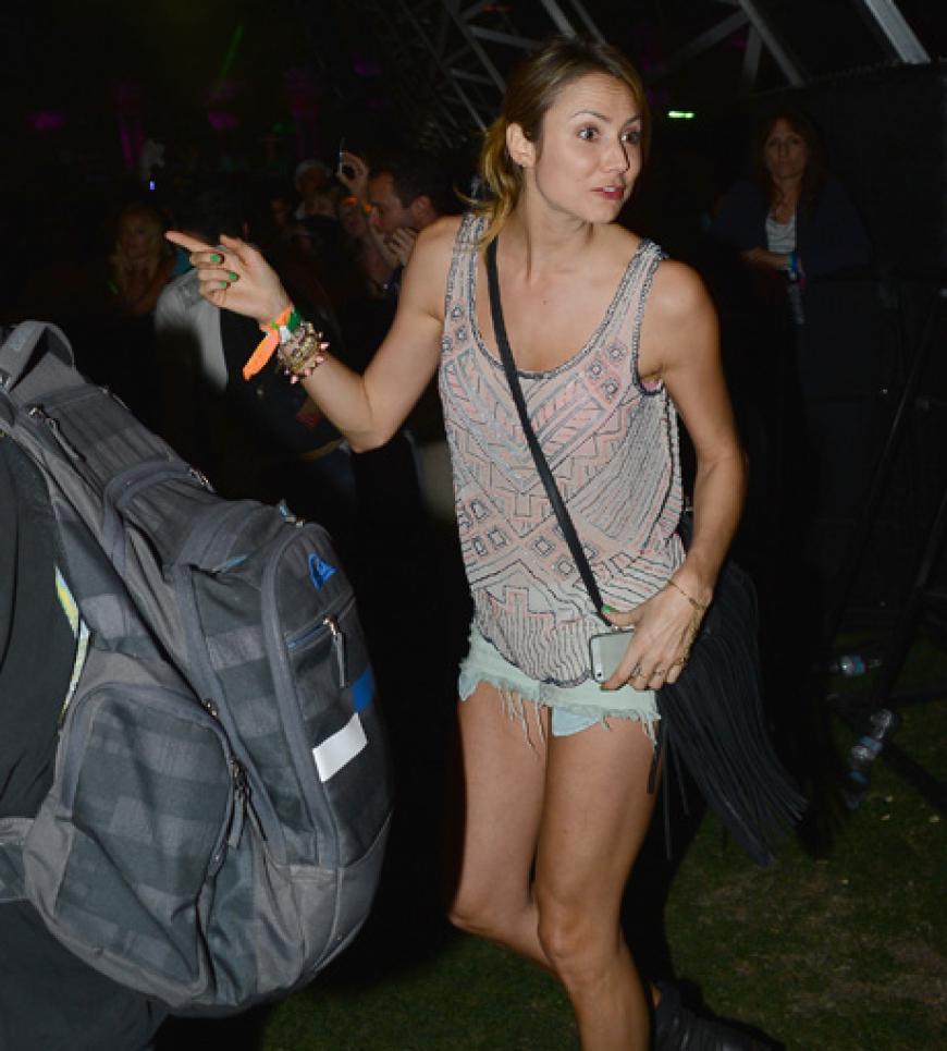 Stacy Keibler kam ganz leger und in kurzen Shorts zum Musikfestival. Kein Wunder, dass sie bei diesem Outfit für viele Blicke sorgte ...