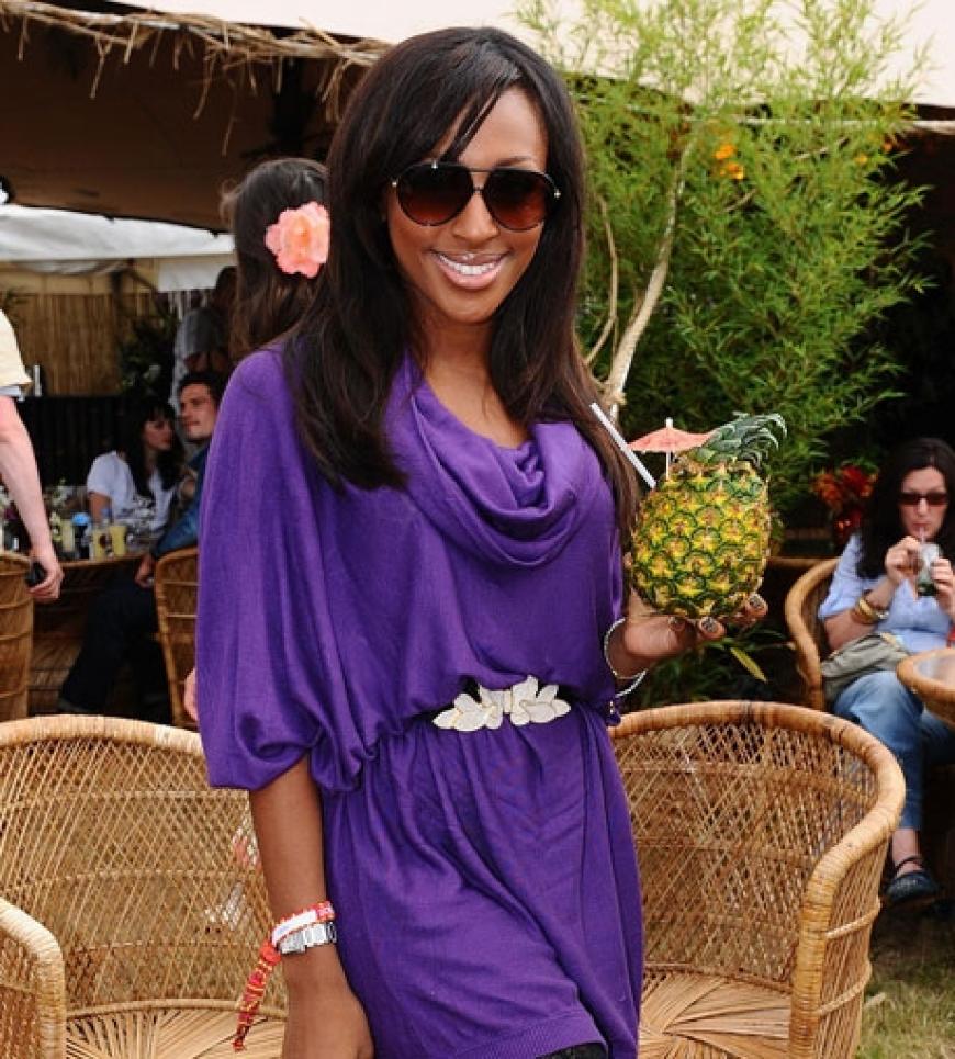 Da kam Urlaubsstimmung auf: Backstage wurden die VIPs mit den leckersten kulinarischen Köstlichkeiten verwöhnt. Sängerin Alexandra Burke ist begeistert