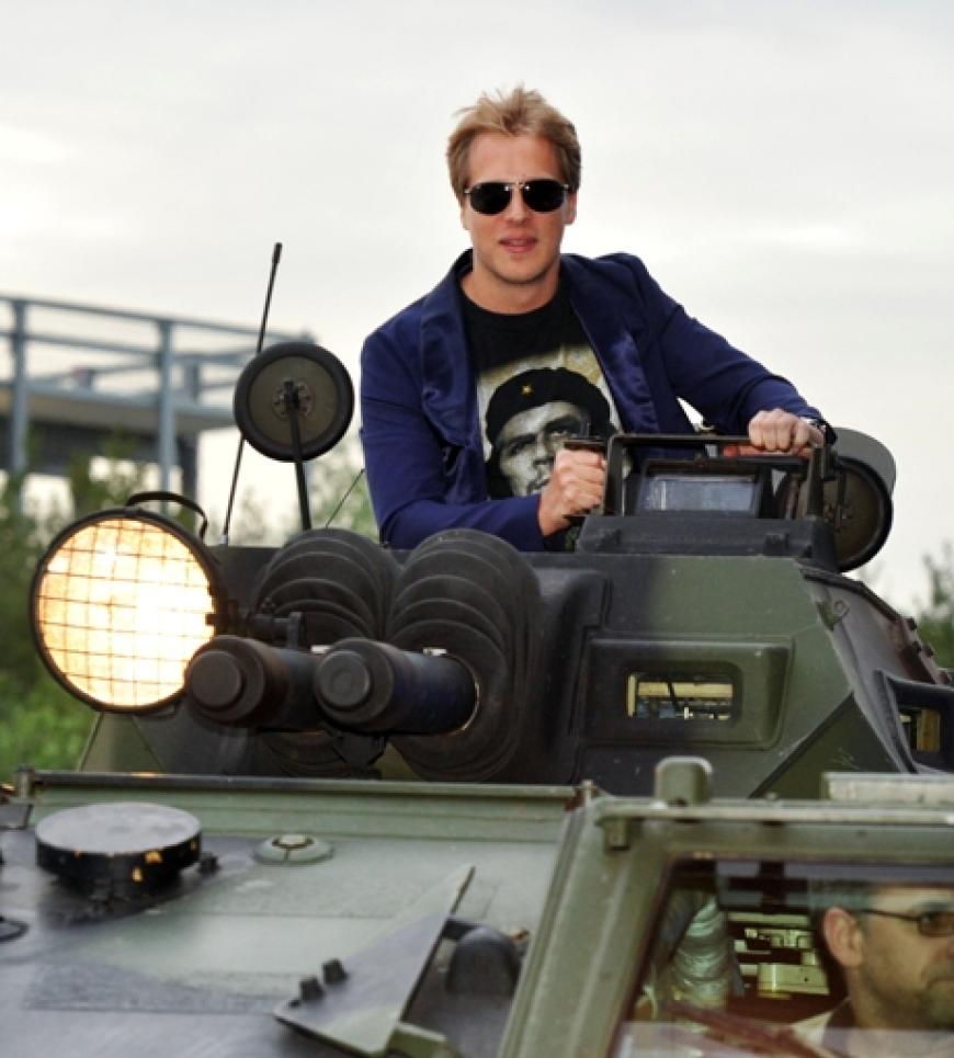 Nicht klecken, sondern klotzen: Comedian Oliver Pocher fuhr in einem Panzer vor
