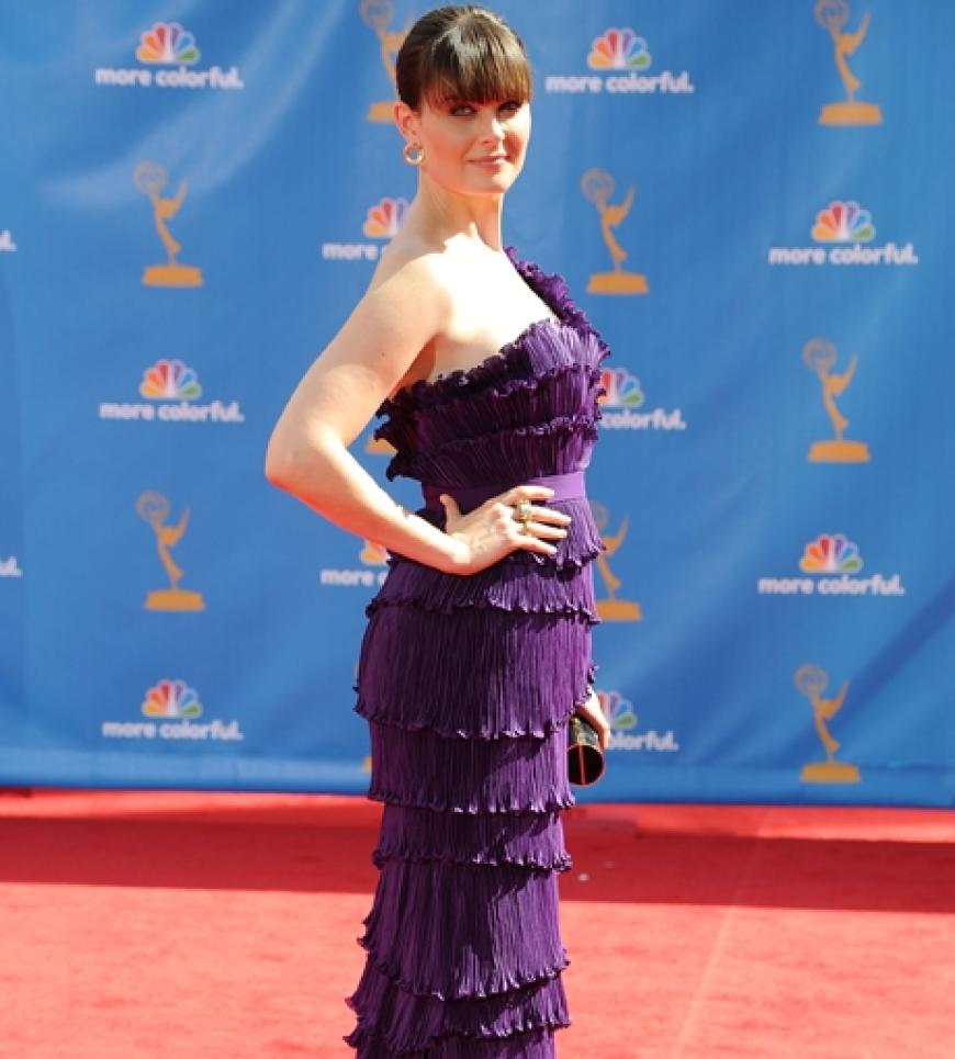 Bezaubernd in einem Pflaumen farbenen Dress: Emily Deschanel